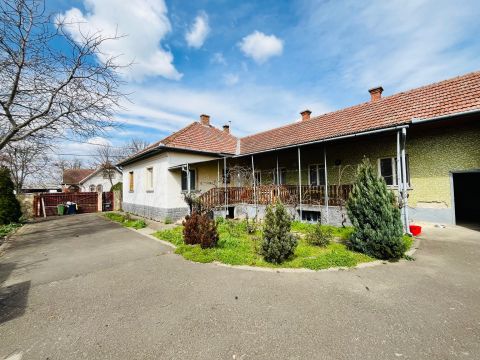 Eladó Ház 2254 Szentmártonkáta , Kádár-kocka, 3 szobával + nappalival, nagy melléképülettel!