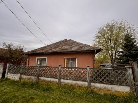 Eladó Ház 2118 Dány , 2 szobás családi ház