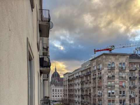 Eladó Lakás 1055 Budapest 5. kerület , DUNÁRA ÉS PARLAMENTRE PANORÁMÁS ERKÉLYES ELEGÁNS LAKÁS