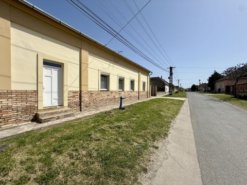 Kiadó Ház 7133 Fadd , 15 fő részére bútorozva!