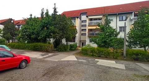 Kiadó Lakás 6000 Kecskemét , Kiadó földszinti, nappali +2 szobás lakás a Vacsiközben.  