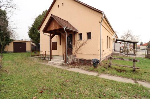 Eladó Ház 2335 Taksony , 2335 Taksony, Aszfaltozott utcában