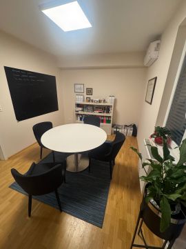 Eladó Lakás 4025 Debrecen , Belvárosi 1. emeleti 72 nm-es csnedes utcára néző lakás