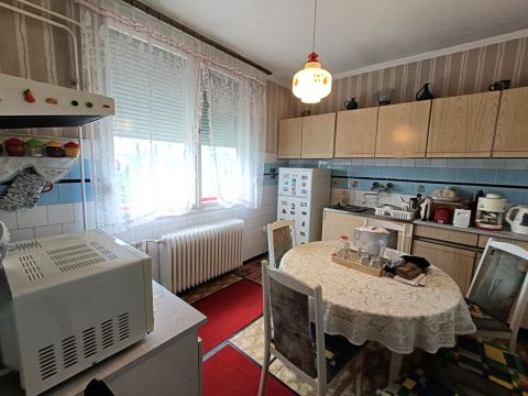 Eladó Lakás 6000 Kecskemét , Műkertvárosban 2. emeleti 56 nm-es lakás garázzsal együtt. 