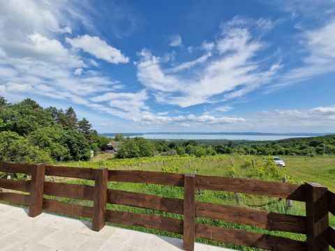 Eladó Ház 8245 Vászoly , **BALATONRA PANORÁMÁS FELÚJÍTOTT PRÉSHÁZ BALATONFELVIDÉKEN**