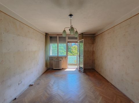 Eladó Lakás 1135 Budapest 13. kerület Béke-tér közelében 3 szobássá alakítható, erkélyes lakás.