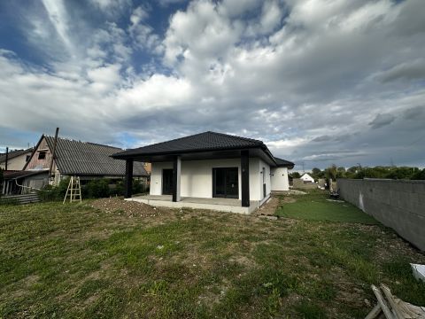 Eladó Ház 2181 Iklad Budapest agromerációjában panorámás családi ház