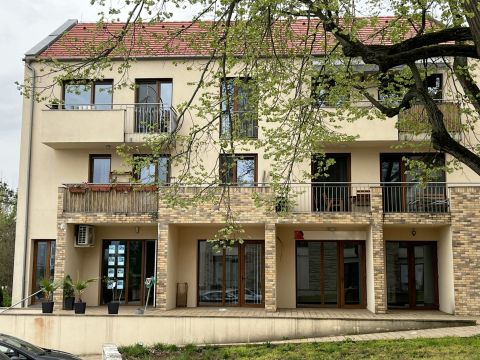 Kiadó Üzlethelyiség 2011 Budakalász , Budakalászon, a Promontor lakóparkban, KIADÓ üzlethelyiség!