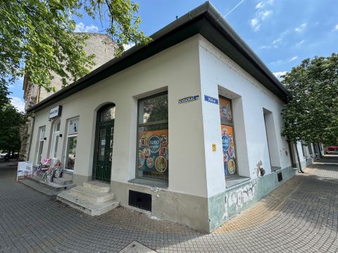 Kiadó Üzlethelyiség 2750 Nagykőrös , Nagykőrös abszolút központjában nagy üzlethelyiség KIADÓ!
