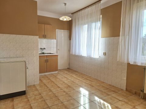 Eladó Lakás 6000 Kecskemét BELVÁROS!!! 2.EMELET!!! 80 M2!!! KOCSIBEÁLLÓ!!!