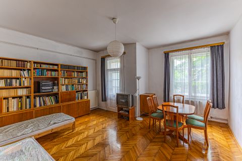 Eladó Lakás 1126 Budapest 12. kerület 4 szobás, polgári lakás + autóbeálló Hegyvidék központjában