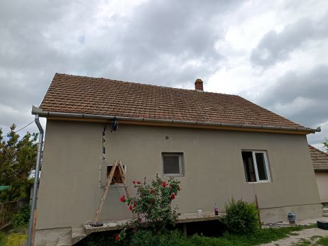 Eladó Ház 5052 Újszász , Újszászon vasútállomás mellett 4 szobás 107 nm-es ház eladó