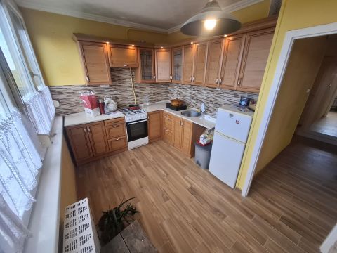 Eladó Lakás 6100 Kiskunfélegyháza , Felújított, szigetelt, 2 szobás, erkélyes lakás a központban