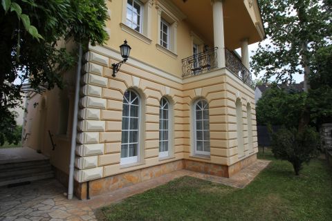 Kiadó Ház 6000 Kecskemét , Bútorozott, nagy teraszos családi ház a Villanegyedben!