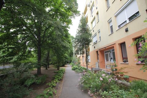 Eladó Lakás 6000 Kecskemét , Zárt udvaros társasházban, ERKÉLYES, szép lakás eladó