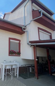 Eladó Ház 6000 Kecskemét  Nagy családosok figyelmébe! Vacsiköz, 6 szoba, 2 fürdő!
