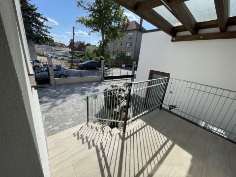Kiadó Lakás 6000 Kecskemét Kiadó belvárosi kertkapcsolatos lakás garázzsal