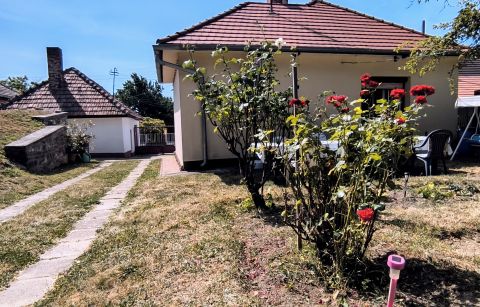 Eladó Ház 8220 Balatonalmádi , Vörösberény központi helyén