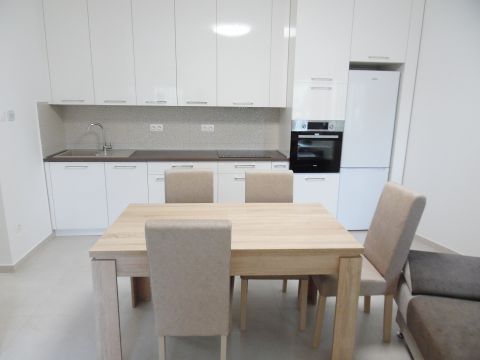Kiadó Lakás 4024 Debrecen , Belváros közeli 1+1 szobás bútorozott lakás!