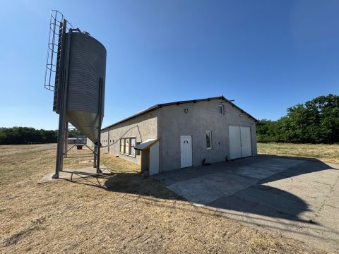 Kiadó Ipari 6050 Lajosmizse , Igényes raktár-telephely KIADÓ az M5 autópályához közel