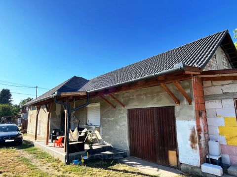 Eladó Ház 2213 Monorierdő , 3 szoba + nappalis családi ház, új tetővel, garázzsal!