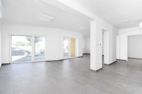 Eladó Iroda 9300 Csorna 