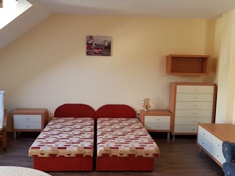 Kiadó Lakás 7621 Pécs Kiadó újszerű garzon a Jókai téren