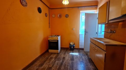 Eladó Lakás 7300 Komló , Komló kedvelt utcájában, 38 m2-es, 1. emeleti lakás eladó!