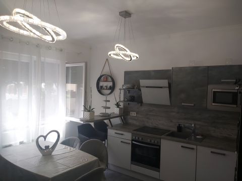 Eladó Ház 1201 Budapest 20. kerület ,  Pesterzsébet központjában, kiváló közlekedéssel !!!!