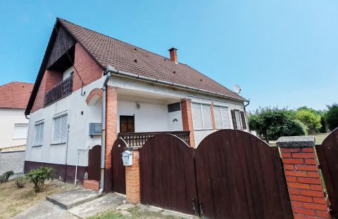 Eladó Ház 7516 Berzence , Berzence csendes mellékutcájában emeletes családi ház eladó!