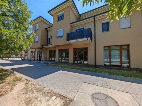 Kiadó Üzlethelyiség 5000 Szolnok 