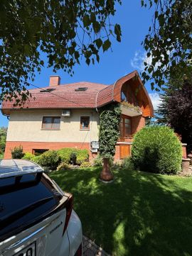 Eladó Ház 2142 Nagytarcsa , Hőszivattyús, felújított, igényes családi ház