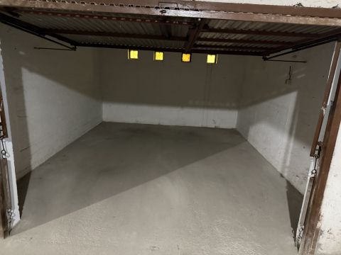 Eladó Parkoló 6000 Kecskemét , Eladó garázs a Hunyadivárosban
