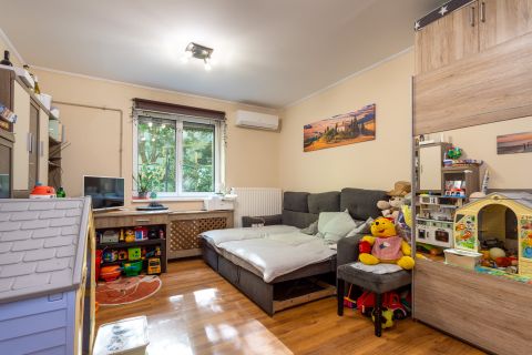 Eladó Lakás 1096 Budapest 9. kerület , Felújított, kertre néző lakás kiváló közlekedéssel