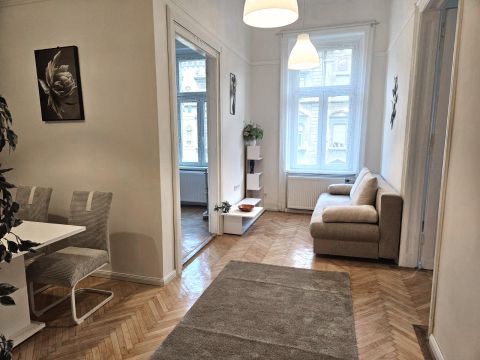 Eladó Lakás 1071 Budapest 7. kerület , NAPFÉNYES 2+2 FÉLSZOBÁS  BŐRÖNDÖS LAKÁS 5 PERCRE A LIGETŐL
