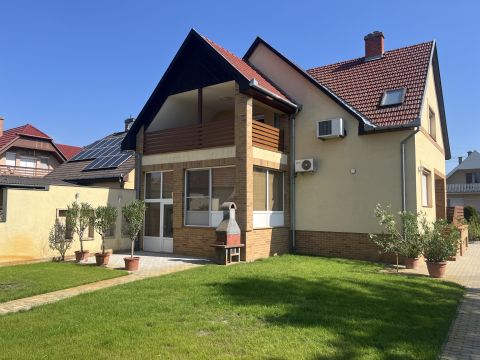 Eladó Ház 6000 Kecskemét Petőfivárosban 279nm-es nappali+4 szobás ház, 640nm telken