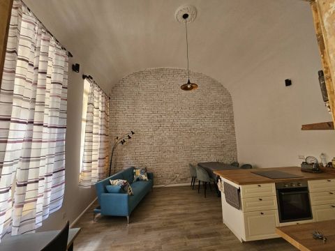 Kiadó Lakás 1064 Budapest 6. kerület , Kiadó a 6. kerületben egy 2 szobás, egyedi kialakítású lakás