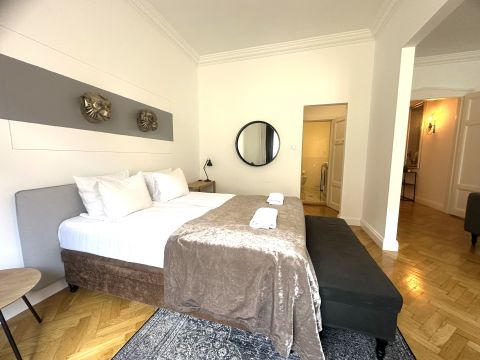 Eladó Lakás 1052 Budapest 5. kerület , Csendes utcában világos 2 szobás gyönyörű berendezett lakás