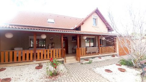 Eladó Ház 2750 Nagykőrös , 2008-as tégla építésű családi ház Nagykőrösön