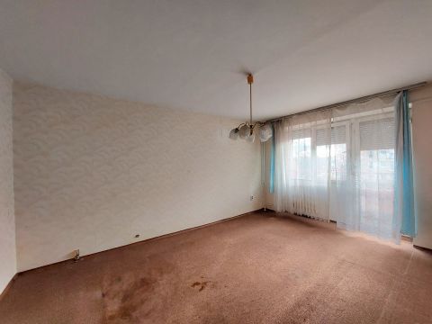 Kiadó Lakás 8000 Székesfehérvár Palotavárosban 1 szobás, erkélyes, 2.emeleti, költözhető