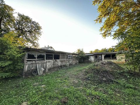 Eladó Ház 7095 Iregszemcse Családi ház nagy telekkel, melléképületekkel eladó.