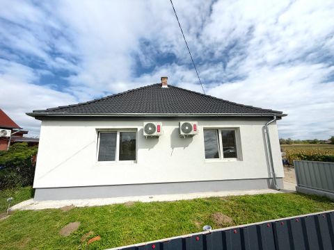 Eladó Ház 8123 Soponya , Soponya családi házas övezet