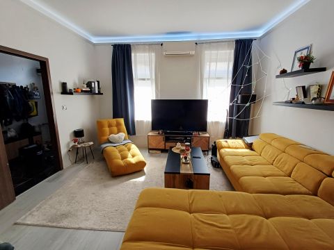 Eladó Lakás 1054 Budapest 5. kerület , A Parlament mellett, emeleti, napfényes, felújított!