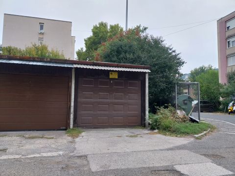 Eladó Parkoló 2800 Tatabánya Remek helyen, a városközponthoz közel garázs eladó