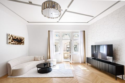 Eladó Lakás 1052 Budapest 5. kerület A Váci utcánál, a Klotild Palota mellett erkélyes luxuslakás