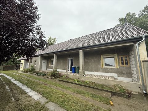 Eladó Ház 2338 Áporka , 100 méterre a Polgármesteri Hivataltól 