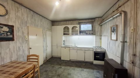 Eladó Lakás 1215 Budapest 21. kerület , Csepel-Belvárosban, jó állapotú házban felújítandó lakás 