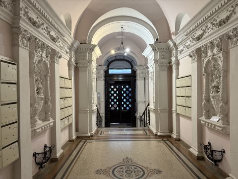 Eladó Lakás 1052 Budapest 5. kerület , Párizsi utcában,felújítandó lakás,holtig tartó haszonélvezet