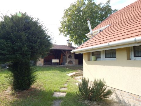 Eladó Ház 8132 Lepsény , Intim környezetben, hangulatos, fűthető nyaraló medencével 