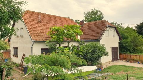 Eladó Ház 5630 Békés , Zöldövezetben, kultúrált utcában.